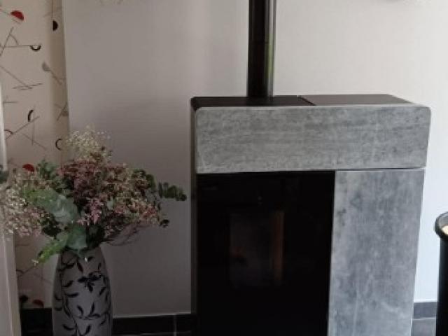 Installation d’un poêle à granulés RIKA DOMO en pierre ollaire Installation d’un poêle à granulés RIKA DOMO en pierre ollaire