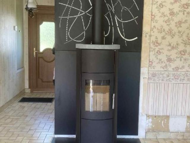 installation d'un poêle à bois SL820 S dessus pierre ollaire 