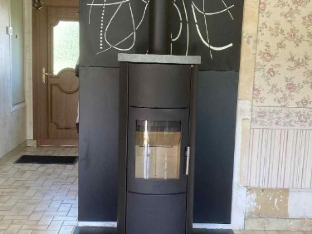 installation d'un poêle à bois SL820 S dessus pierre ollaire 
