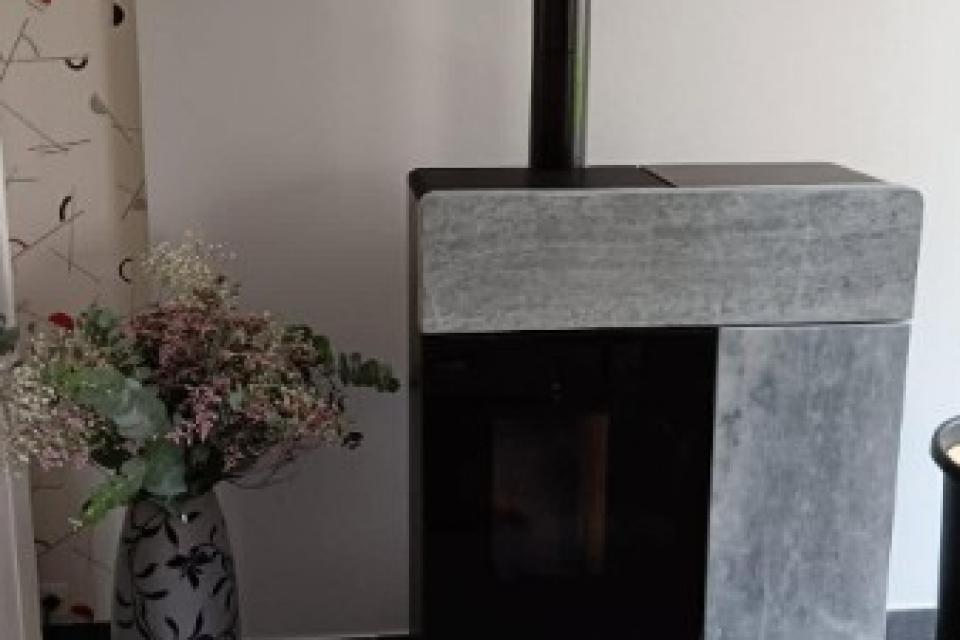 Installation d’un poêle à granulés RIKA DOMO en pierre ollaire