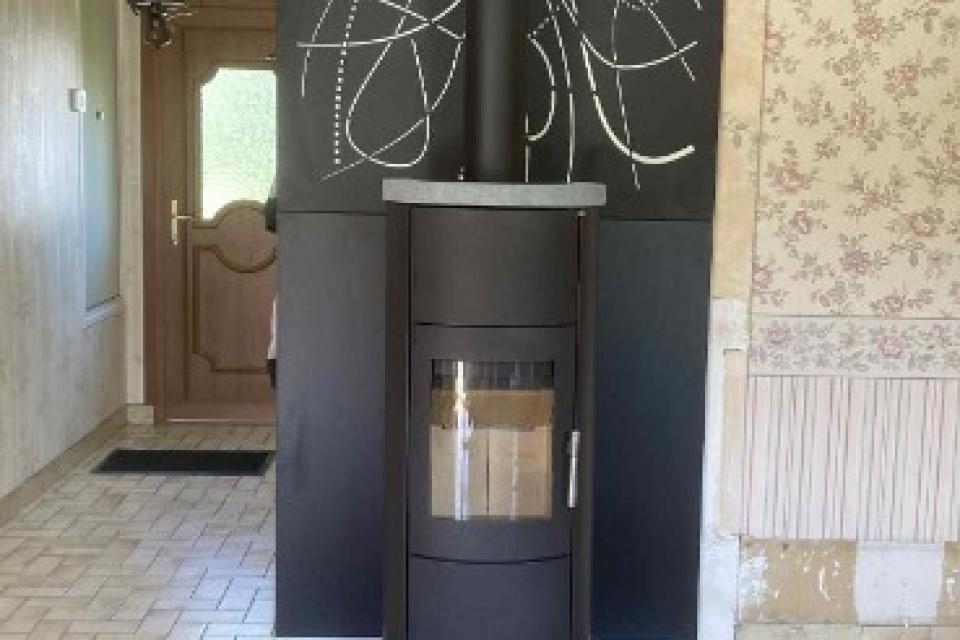 installation d'un poêle à bois SL820 S dessus pierre ollaire 